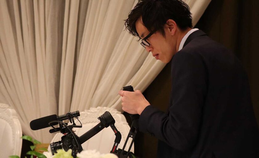 動画撮影するMarudai Creation代表